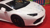 Waduh! Lamborghini jadi tempat gambar anak-anak. Foto: Dok. Istimewa
