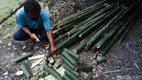 Sumatera Selatan merupakan daerah lumbung energi batu bara terbesar di Pulau Sumatera. Tak hanya di lahan tambang yang dikelola perusahaan, batu bara itu juga kerap diambil oleh warga di lahan-lahan miliknya. Sebelum banting setir menjadi perajin tusuk sate, Hendri pun sempat menjadi penambang ilegal.