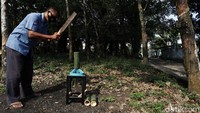 Hendry pernah menjadi penambang ilegal kurang lebih 3 tahun tersebut sempat ketauhan saat razia aparat keamanan. Beruntung, ia bersama lima orang lainnya dari berbagai daerah mendapat kesempatan diajak dalam program pemberdayaan masyarakat sebagai bentuk Penanggulangan Pertambangan Tanpa Izin (PETI) PTBA PT Bukit Asam (Persero) Tbk (PTBA) untuk ikut pelatihan olahan bambu di Komunitas Nusantara Bambu Lampung.