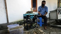 Ia pun tertarik karena bambu merupakan material yang banyak tumbuh di tempat tinggalnya. Di Lampung, Hendry dilatih membuat berbagai produk olahan bambu. Mulai dari tusuk sate, arang, pupuk, obat herbal, hingga handycraft dari bambu.