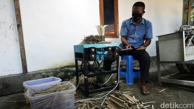 Eks Penambang Ilegal Banting Setir Jadi Perajin Tusuk Sate