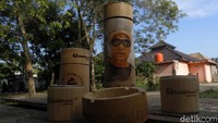 Tidak hanya tusuk sate, Hendry juga membuat kerajinan lainnya yang terbuat dari bambu.