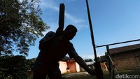 Ia pun diminta untuk menerapkan hasil latihannya tersebut di tempat tinggalnya.