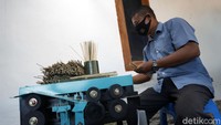 Ketua Komunitas Bambu Nusantara Lampung, Aang Hariadi mengatakan limbah bambu ini juga kemudian bisa digunakan untuk arang yang bisa menandingi briket. Komunitas ini pun sudah memiliki pasar sendiri hasil olahan bambu ini.