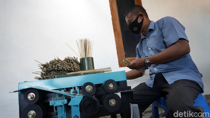 Eks Penambang Ilegal Banting Setir Bikin Kerajinan Bambu Hendri Aswan (46), sedang membuat tusuk sate dari bambu di Desa Tanjung Malang, Kecamatan Tanjung Agung, Kabupaten Muara Enim, Sumatera Selatan. Sebelum banting setir mengolah bambu, Hendri merupakan seorang penambang ilegal.