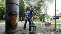 Hendri memotong batang bambu menjadi beberapa bagian untuk dijadikan tusuk sate di Desa Tanjung Malang, Kecamatan Tanjung Agung, Kabupaten Muara Enim, Sumatera Selatan.
