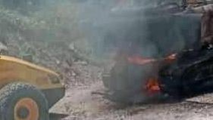 Ekskavator milik PT Wika yang tengah mengerjakan proyek Trans Papua di Pegunungan Bintang dibakar (Foto: Istimewa)