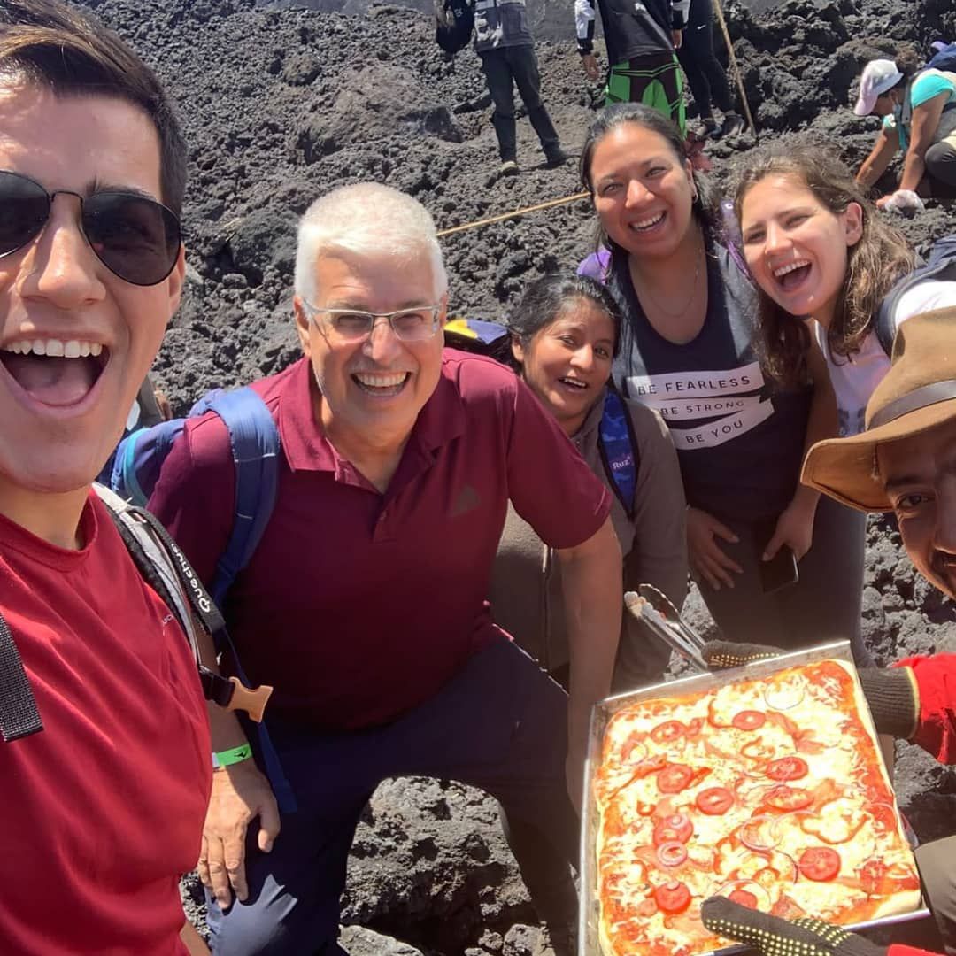 Ekstrem Banget! Pizza Ini Dimasak dengan Lava 1.800 Derajat Celcius