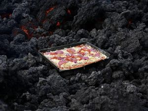 Ekstrem Banget! Pizza Ini Dimasak dengan Lava 1.800 Derajat Celcius
