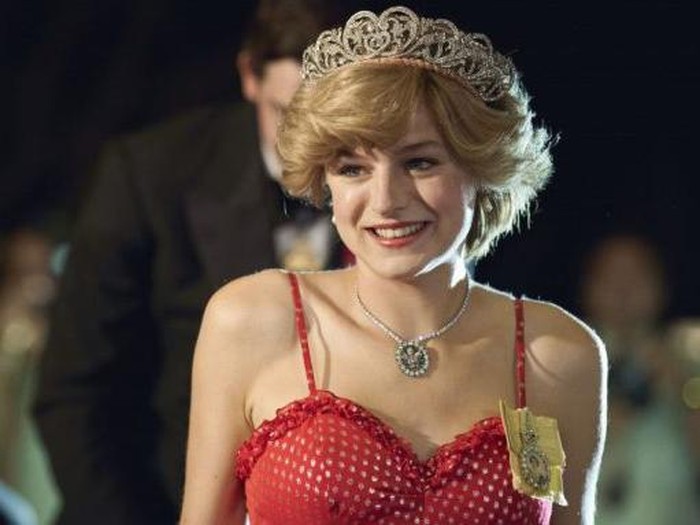 Emma Corrin sebagai Putri Diana.