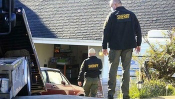 Ada yang mengira pak sheriff tengah mengajak anaknya bertugas? Foto: dok Reddit via Bored Panda