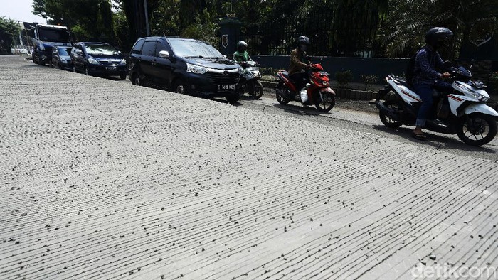 Gegara Ada Perbaikan, Jalan Narogong Bekasi Macet Parah Arus lalu lintas kendaraan di Jalan Raya Narogong, Kota Bekasi, terjadi kemacetan parah. Penyebabnya, adanya perbaikan jalan di jalan tersebut.