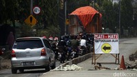 Perbaikan itu membuat penyempitan jalan yang berimbas pada kemacetan panjang.