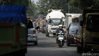 Kendaraan yang melintas pun terjebak dalam antrean panjang.