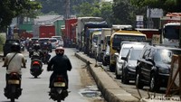 Kemacetan panjang terjadi karena jalan yang bisa dilalui hanya satu lajur.