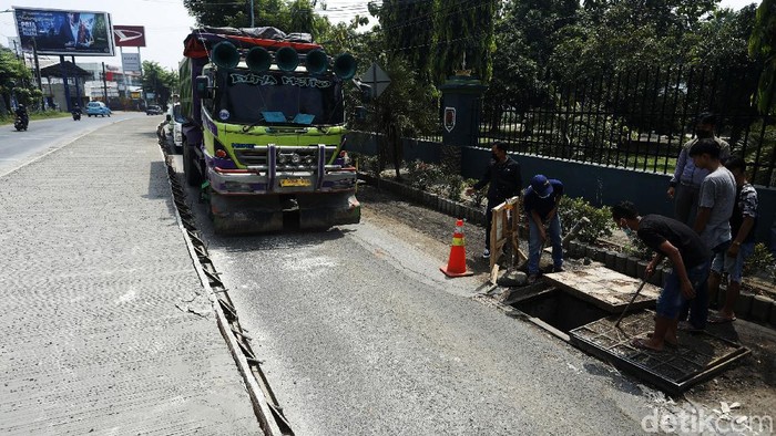 Gegara Ada Perbaikan, Jalan Narogong Bekasi Macet Parah Arus lalu lintas kendaraan di Jalan Raya Narogong, Kota Bekasi, terjadi kemacetan parah. Penyebabnya, adanya perbaikan jalan di jalan tersebut.