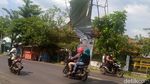 Hati-hati Lur! Papan Reklame Ini Ancam Pengguna Jalan di Pekalongan