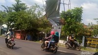 Simu (52) warga setempat, pada detikcom, Kamis (09/09), menjelaskan papan reklame besi tersebut, sedianya sudah miring cukup lama. Ia sendiri terkadang takut bila terjadi angin kencang sewaktu-waktu yang bisa mengancam pengguna jalan.