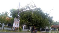 Jalur ini merupakan jalur cukup ramai. Jalur yang menghubungkan Kabupaten Pekalongan dengan Pantura di Kota Pekalongan. Selain itu, jalur setempat juga, pertemuan jalur Lingkar Pasar Karanganyar dengan Jalan Raya Kayuguritan-Karaganyar. Tidak jauh dari lokasi juga terdapat Kantor Polsek Karanganyar.