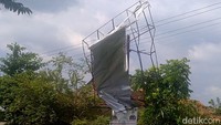 Camat Karanganyar, Elyas Setiono, saat dihubungi melalui pesan singkatnya, menjlgaku pihaknya telah melaporkan hal tersebut ke Pemkab Pekalongan.