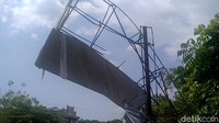 Namun, pantauan di lapangan, pada Kamis Siang (09/09), pukul 14.30 wib, papan reklame tetap masih mengancam pengguna jalan setempat.