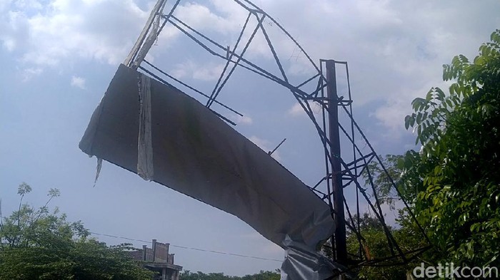 Hati-hati Lur! Papan Reklame Ini Ancam Pengguna Jalan di Pekalongan Sebuah papan reklame yang terbuat dari besi nyaris rubuh di Jalan Kayuguritan-Karanganyar, masuk wilayah Kecamatan Karanganyar, Kabupaten Pekalongan.