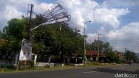 Bagaimana tidak, sebuah papan reklame yang terbuat dari besi, nyaris rubuh. Bahkan, sebagian kecil besi ini telah lepas dan jatuh pada Rabu sore (08/09) kemarin, saat terjadi angin kencang. Beruntung saat kejadian tidak ada pengguna jalan yang melintas.