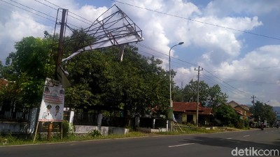 Hati-hati Lur! Papan Reklame Ini Ancam Pengguna Jalan di Pekalongan