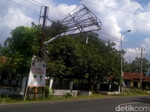 Hati-hati Lur! Papan Reklame Ini Ancam Pengguna Jalan di Pekalongan