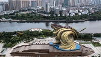 Para pekerja membongkar patung Guan Yu  setinggi 58 meter dengan berat lebih dari 1.200 ton Rabu (7 9/2021) di Jingzhou, Provinsi Hubei, Tiongkok. 
