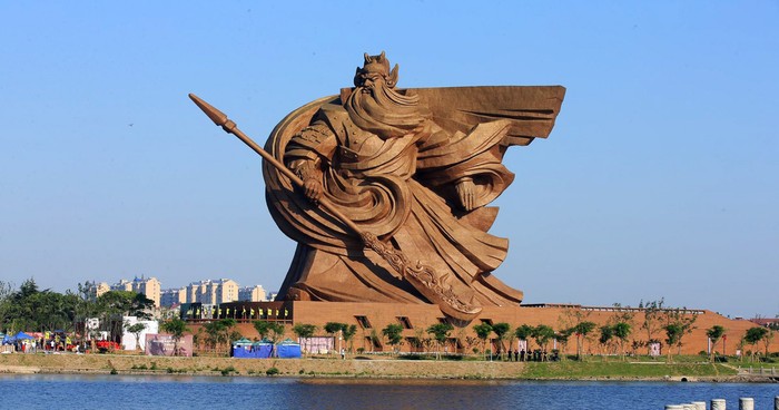 Patung Guan Yu setinggi 58 meter yang terletak di Hubei, Tiongkok, terpaksa dibongkar karena mengalami keretakan.