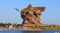 Ini dia patung Guan Gong seberat 1.200 ton. Guan Yu  adalah seorang jenderal terkenal dalam sejarah Tiongkok, di mana dia dikalahkan dan meninggal selama periode Tiga Kerajaan.