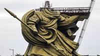 Dalam sejarahnya jenderal militer Tiongkok kuno Guan Yu gugur terpenggal karena memegang teguh  kesetiaan dan kebenaran.