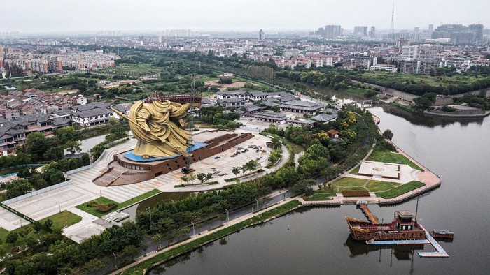 Ini Dia Patung Guan Yu Dibongkar Karena Retak Patung Guan Yu setinggi 58 meter yang terletak di Hubei, Tiongkok, terpaksa dibongkar karena mengalami keretakan.
