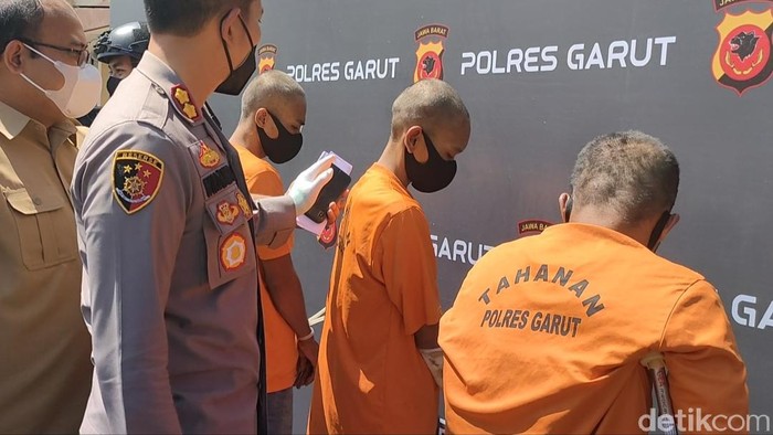 Polisi meringkus kawanan pencuri motor yang kerap beraksi di perkotaan Garut. Mereka maling motor puluhan kali.