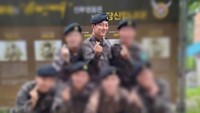 Dalam foto tersebut, Jang Ki Yong terlihat berfoto bersama para rekannya. Foto: (dok. ist)