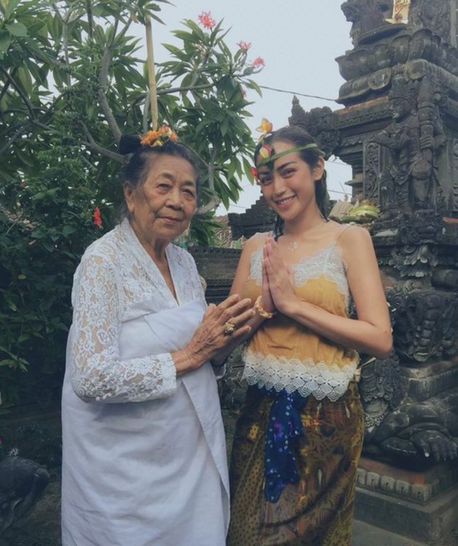 Sebelumnya, Jessica Iskandar sempat dirumorkan pindah agama Hindu karena ritual melukat di Bali. Melukat saat purnama, memohon ijin dan berkat dari Tuhan untuk tinggal di Bali. Semoga berkah dan berkat bagi kita semua, dibersihkan dari segala yang kurang baik dan didekatkan dengan kebaikan dan kasih sayang. Amin, tulisnya di keterangan foto Instagram.Foto: dok. Instagram/@inijedar