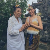 Sebelumnya, Jessica Iskandar sempat dirumorkan pindah agama Hindu karena ritual melukat di Bali. Melukat saat purnama, memohon ijin dan berkat dari Tuhan untuk tinggal di Bali. Semoga berkah dan berkat bagi kita semua, dibersihkan dari segala yang kurang baik dan didekatkan dengan kebaikan dan kasih sayang. Amin, tulisnya di keterangan foto Instagram.Foto: dok. Instagram/@inijedar