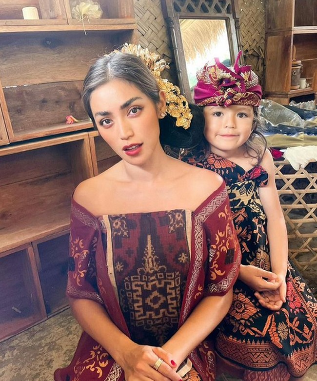 Vincent disebut-sebut sebagai orang yang membuat ibu El Barack pindah agama. Dalam kanal Dapur Bincang Online, Jessica tidak menyebut tentang pindah agama, namun dia menegaskan bahwa dia kini lebih religius. Foto: dok. Instagram/@inijedar