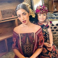 Vincent disebut-sebut sebagai orang yang membuat ibu El Barack pindah agama. Dalam kanal Dapur Bincang Online, Jessica tidak menyebut tentang pindah agama, namun dia menegaskan bahwa dia kini lebih religius. Foto: dok. Instagram/@inijedar