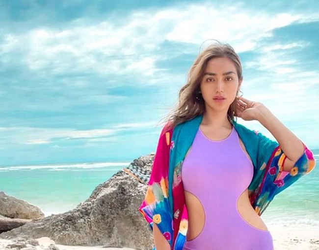 Sejak satu tahun lalu, Jessica Iskandar memutuskan untuk pindah ke Bali. Menarik diri dari kehidupan entertainment, nyatanya Jessica Iskandar banyak bertransformasi dalam kehidupan. Foto: dok. Instagram/@inijedar