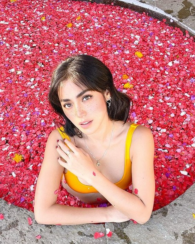 Salah satu transformasi terbesar Jessica Iskandar adalah kekuatan spiritualnya hingga ia diisukan pindah agama. Meski tidak diketahui pasti agama Jessica Iskandar sebelumnya, namun kini Jedar lebih religius. Foto: dok. Instagram/@inijedar