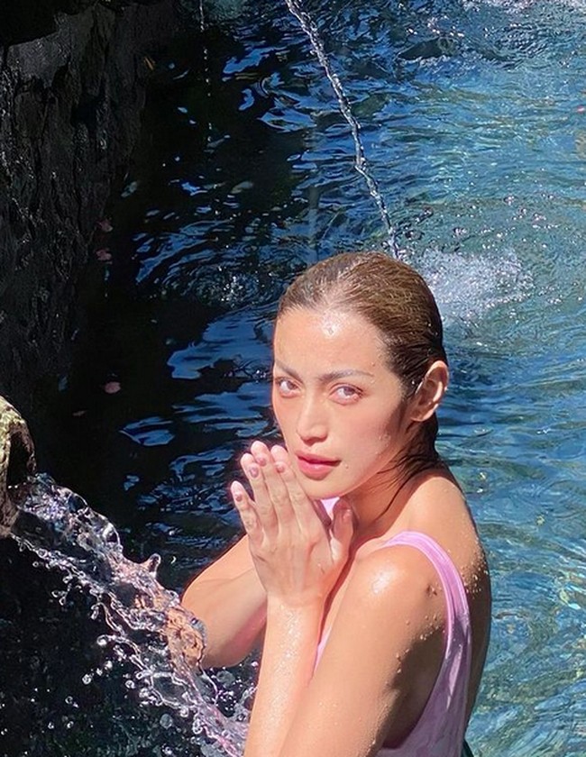 Inilah potret saat Jessica melakukan pemandian sebagai simbol membersihkan jiwa secara spiritual. Foto: dok. Instagram/@inijedar