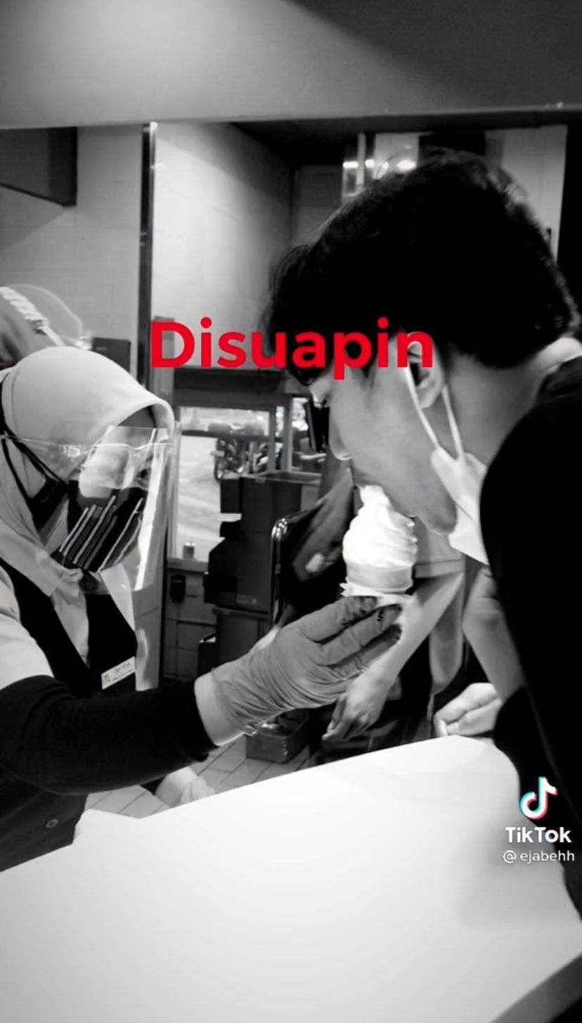 Jomblo Akut! Aksi Pria Ini Beli Es Krim Bikin Netizen Terhibur