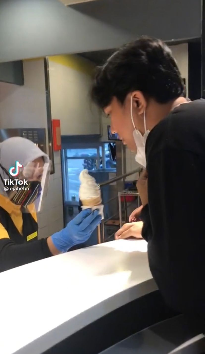 Jomblo Akut! Aksi Pria Ini Beli Es Krim Bikin Netizen Terhibur