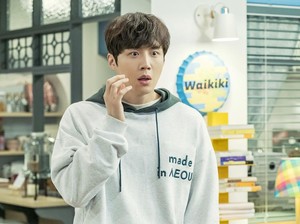 Kim Seon Ho Diserang Gosip Miring Setelah Hometown Cha Cha Cha Tamat