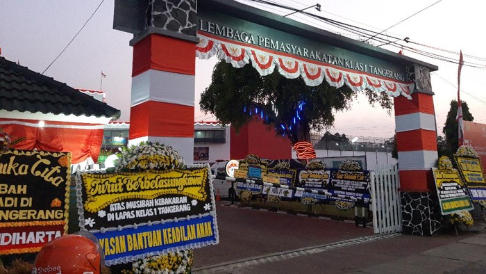 Karangan bunga duka cita di Lapas Tangerang pasca-kebakaran
