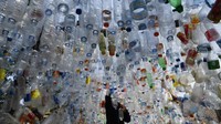 Uniknya sampah plastik yang disusun menjadi daya tarik pengunjung yang datang.  