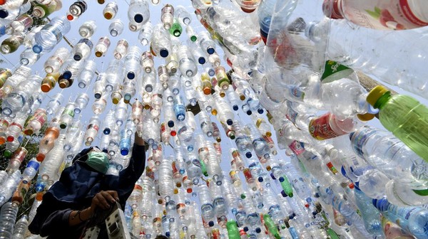Menurut data Badan Pusat Statistik (BPS), sampah plastik di Indonesia mencapai 64 juta ton per tahun. Sebanyak 3,2 juta ton di antaranya merupakan sampah plastik yang dibuang ke laut.  Menurut data Badan Pusat Statistik (BPS), sampah plastik di Indonesia mencapai 64 juta ton per tahun. Sebanyak 3,2 juta ton di antaranya merupakan sampah plastik yang dibuang ke laut. Â