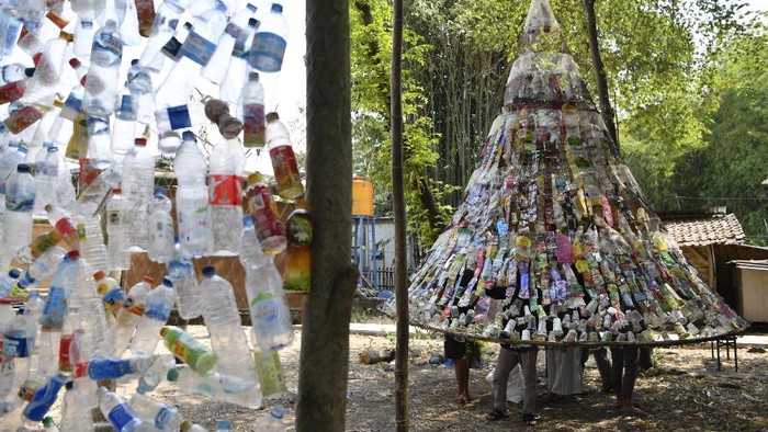 Karya Kreatif Musium Plastik di Gresik Relawan mengaitkan botol plastik bekas saat pembuatan instalasi Museum Plastik di Ecological Observation and Wetlands Conservation (Ecoton) di Gresik, Jawa Timur, Kamis (9/9/2021). Museum Plastik yang berbahan plastik bekas hasil pungutan di sejumlah sungai di Surabaya tersebut bertujuan mengkampanyekan penggunaan plastik sekali pakai yang banyak mengotori sungai-sungai Indonesia. ANTARA FOTO/Zabur Karuru/aww.